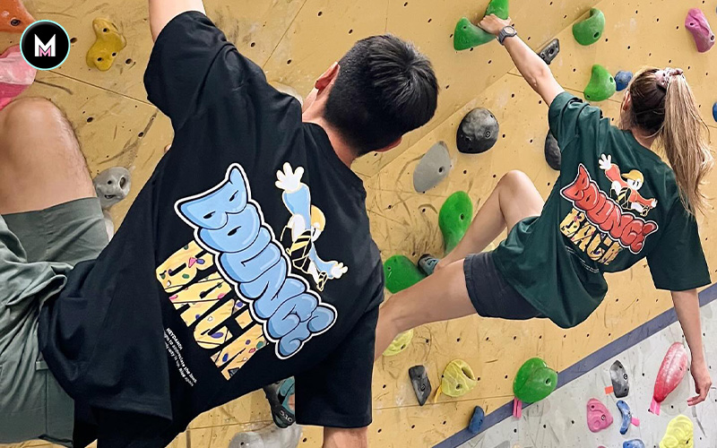 unisex designed cotton oversized t shirts on the rock climbing wall