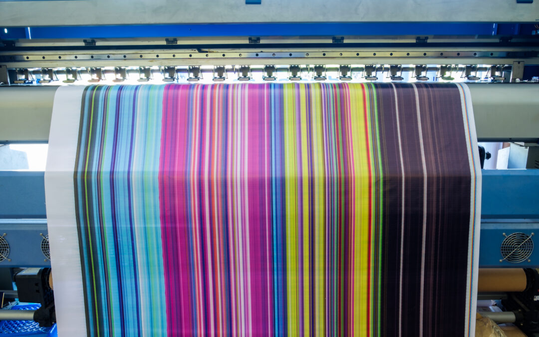 Large inkjet printer working multicolor on vinyl banner